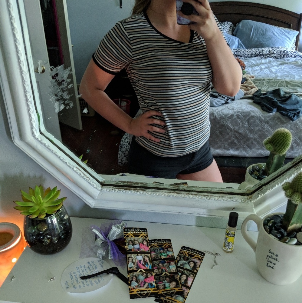 Black grey cream tee
